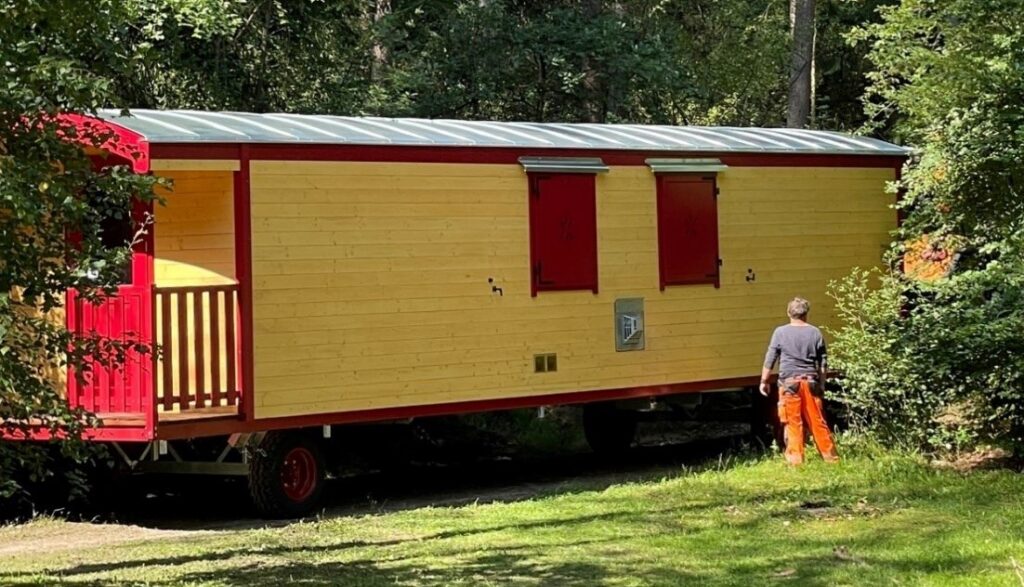 NAWALO Waldkindergartenwagen WKW 11010-30 mit roten Fensterläden