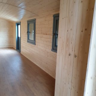 Innenraum mit Holzverkleidung im NAWALO Waldkindergartenwagen