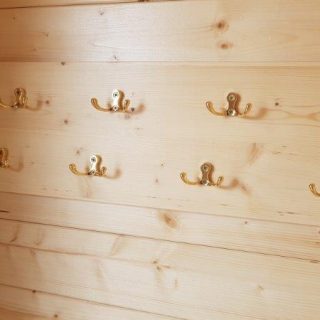Garderobenhaken an der Holzwand im NAWALO Waldkindergartenwagen