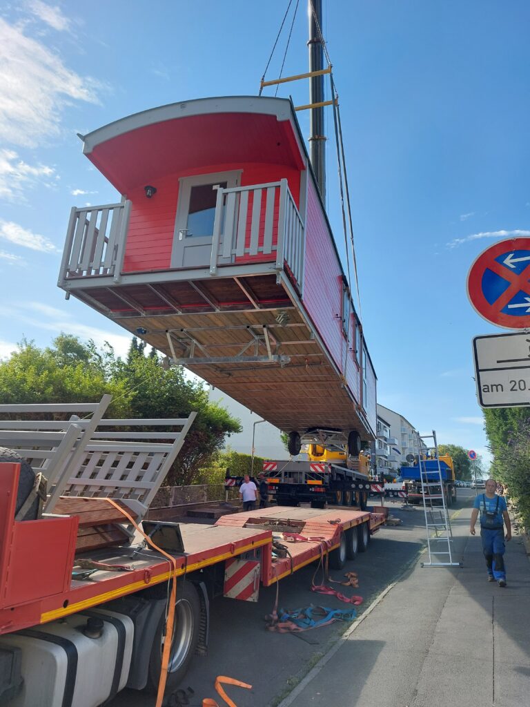 NAWALO Wagen wird per Kran abgeladen