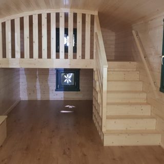 Innenraum mit Treppe zur Hochebene im NAWALO Waldkindergartenwagen