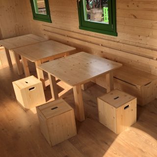 Bank, Hocker und Tische aus Holz im NAWALO Waldkindergartenwagen
