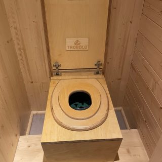 Bio-Toilette mit Kindersitz im NAWALO Waldkindergartenwagen, Detail