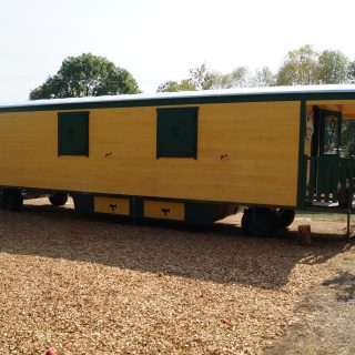 NAWALO Waldkindergartenwagen mit Treppe auf Kiesfläche