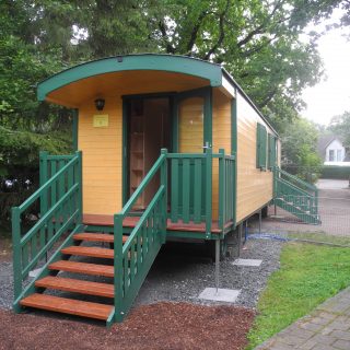 NAWALO Waldkindergartenwagen mit grüner Treppe und Geländer