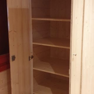 Einbauschrank aus Holz im NAWALO Waldkindergartenwagen