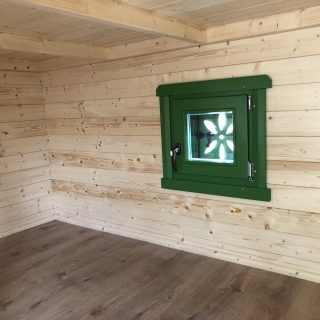 Hochebene mit Fenster im NAWALO Waldkindergartenwagen