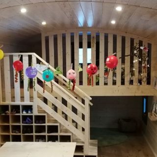 Hochebene mit Kastenregaltreppe im NAWALO Waldkindergartenwagen