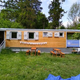NAWALO Waldkindergartenwagen auf einer grünen Wiese
