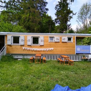 NAWALO Waldkindergartenwagen mit Wimpelkette auf einer Wiese