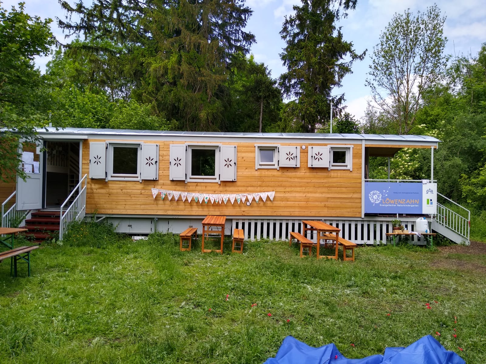 NAWALO Waldkindergartenwagen mit Wimpelkette auf einer Wiese
