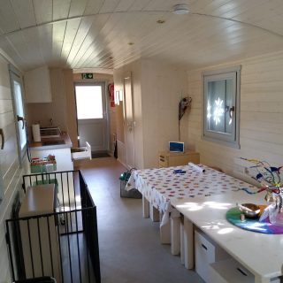 Blick in einen Walkindergartenwagen von NAWALO mit erkennbaren Sicherheitsdetails.