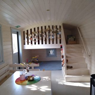 Spielteppich und Treppe zur Hochebene im NAWALO Waldkindergartenwagen