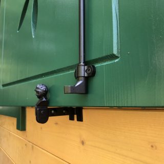 Grüner Fensterladen mit Beschlag am NAWALO Waldkindergartenwagen
