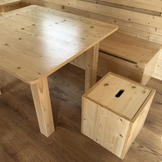 Tisch und Hocker aus Holz im NAWALO Waldkindergartenwagen