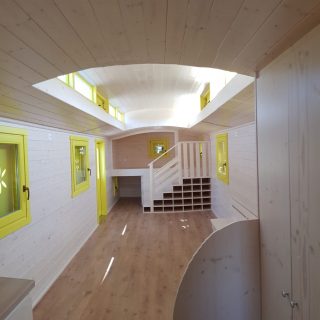 Weiß lasierter Innenraum eines NAWALO Waldkindergartenwagens