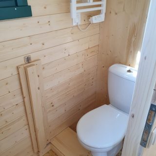 Toilette mit klappbarem Podest für Kinder im NAWALO Waldkindergartenwagen