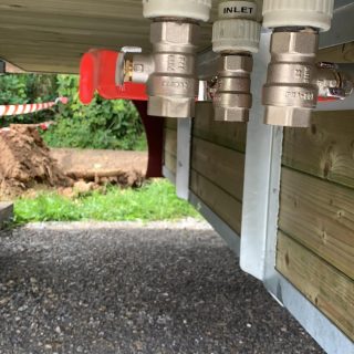 Wasseranschluss und Ablass unter dem NAWALO Waldkindergartenwagen