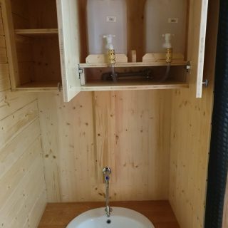 Waschbecken mit Wasserreservoir im WC-Raum im NAWALO Waldkindergartenwagen