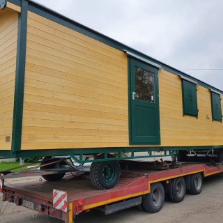 NAWALO Waldkindergartenwagen auf dem Tieflader beim Transport