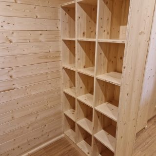 Holzregal im NAWALO Waldkindergartenwagen