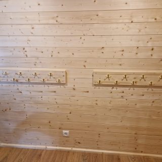 Garderobenleiste an der Holzwand im NAWALO Waldkindergartenwagen
