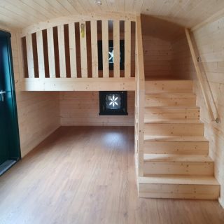 Treppe zur Hochebene im NAWALO Waldkindergartenwagen