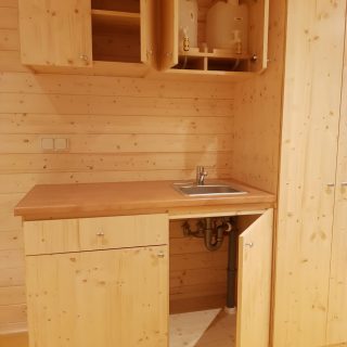 Küchenzeile aus Holz im NAWALO Waldkindergartenwagen
