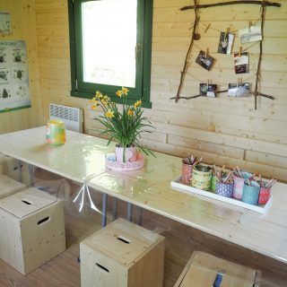 Gedeckter Tisch der Waldfüchse im NAWALO Waldkindergartenwagen