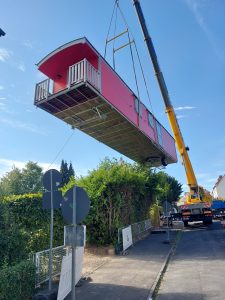 NAWALO Waldkindergartenwagen der Kita St. Vinzenz in Kassel am Kran
