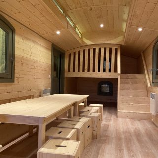 Tische und Hocker unter der Hochebene im NAWALO Waldkindergartenwagen