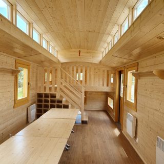 Innenraum mit langer Tafel im NAWALO Waldkindergartenwagen in Leingarten