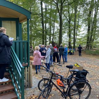 Kinder und Eltern vor einem NAWALO Waldkindergartenwagen
