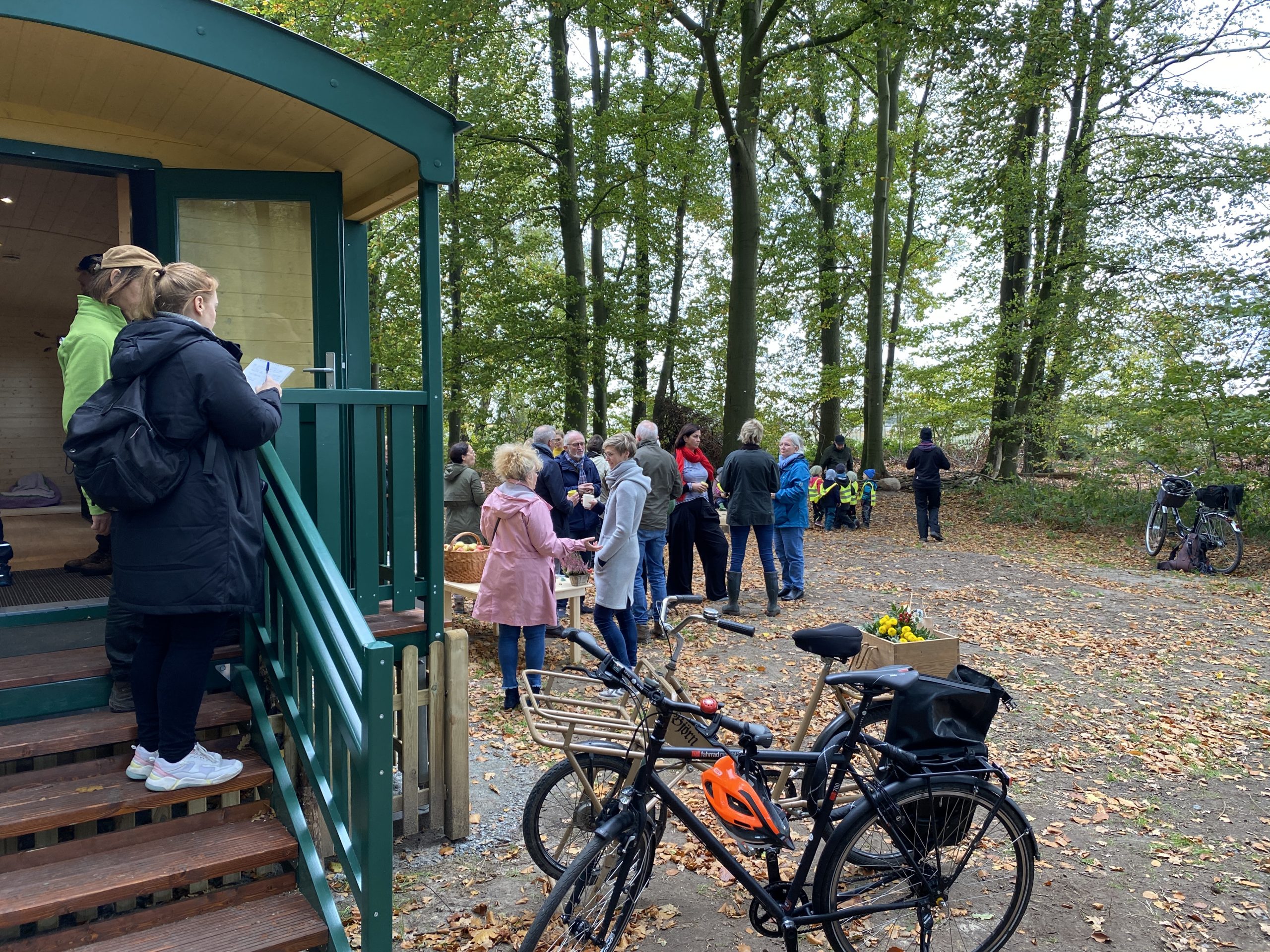 Kinder und Eltern vor einem NAWALO Waldkindergartenwagen