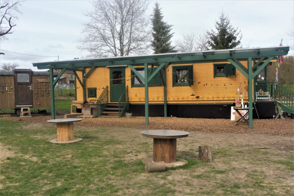 NAWALO Waldkindergartenwagen mit überdachter Terrasse in Beckum