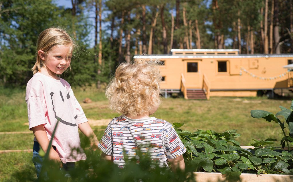 Zwei Kinder vor einem NAWALO Waldkindergartenwagen