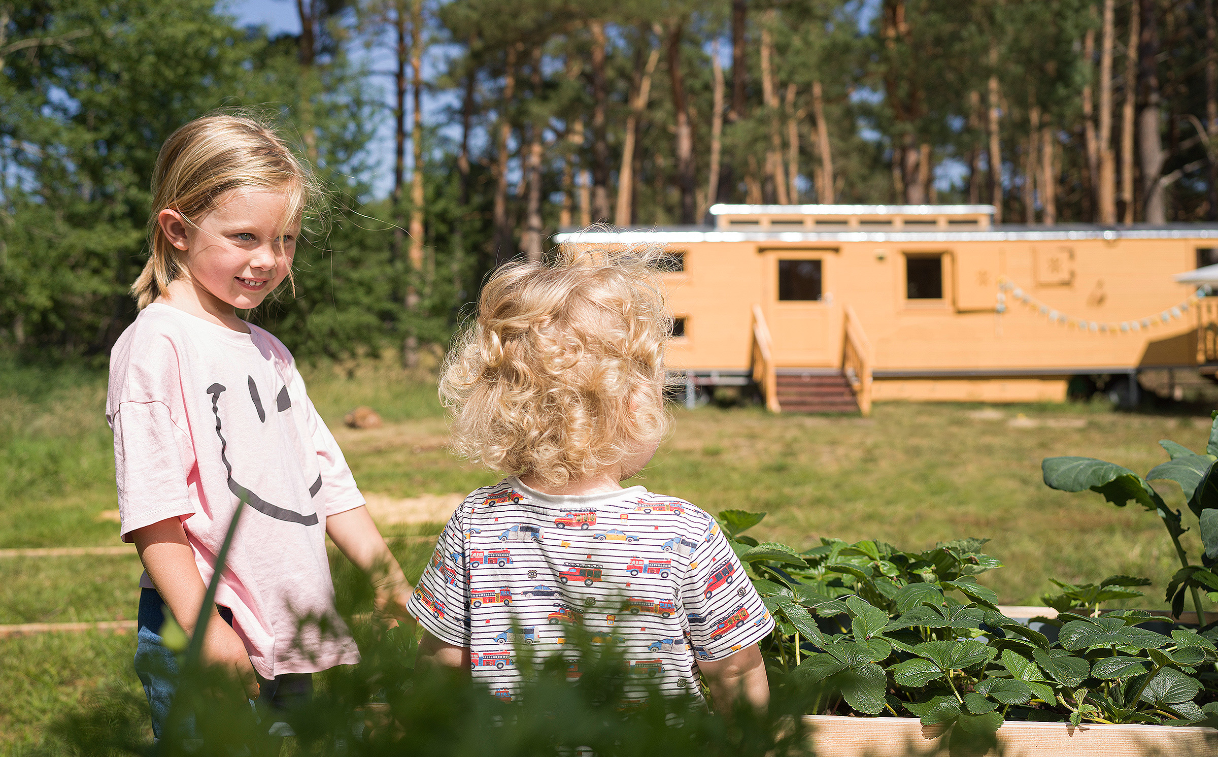 Zwei Kinder vor einem NAWALO Waldkindergartenwagen