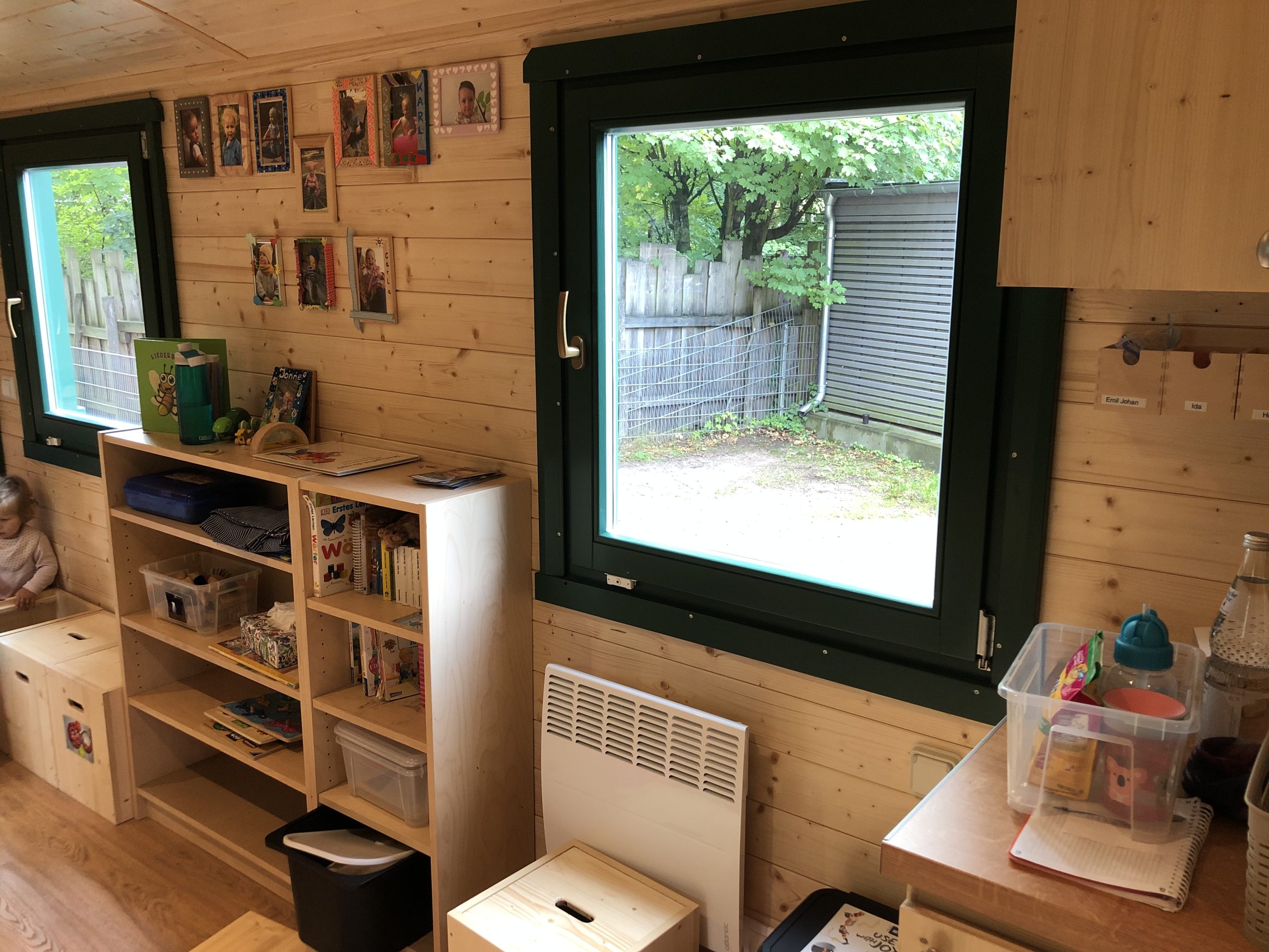 Regale und Fenster im NAWALO Waldkindergartenwagen