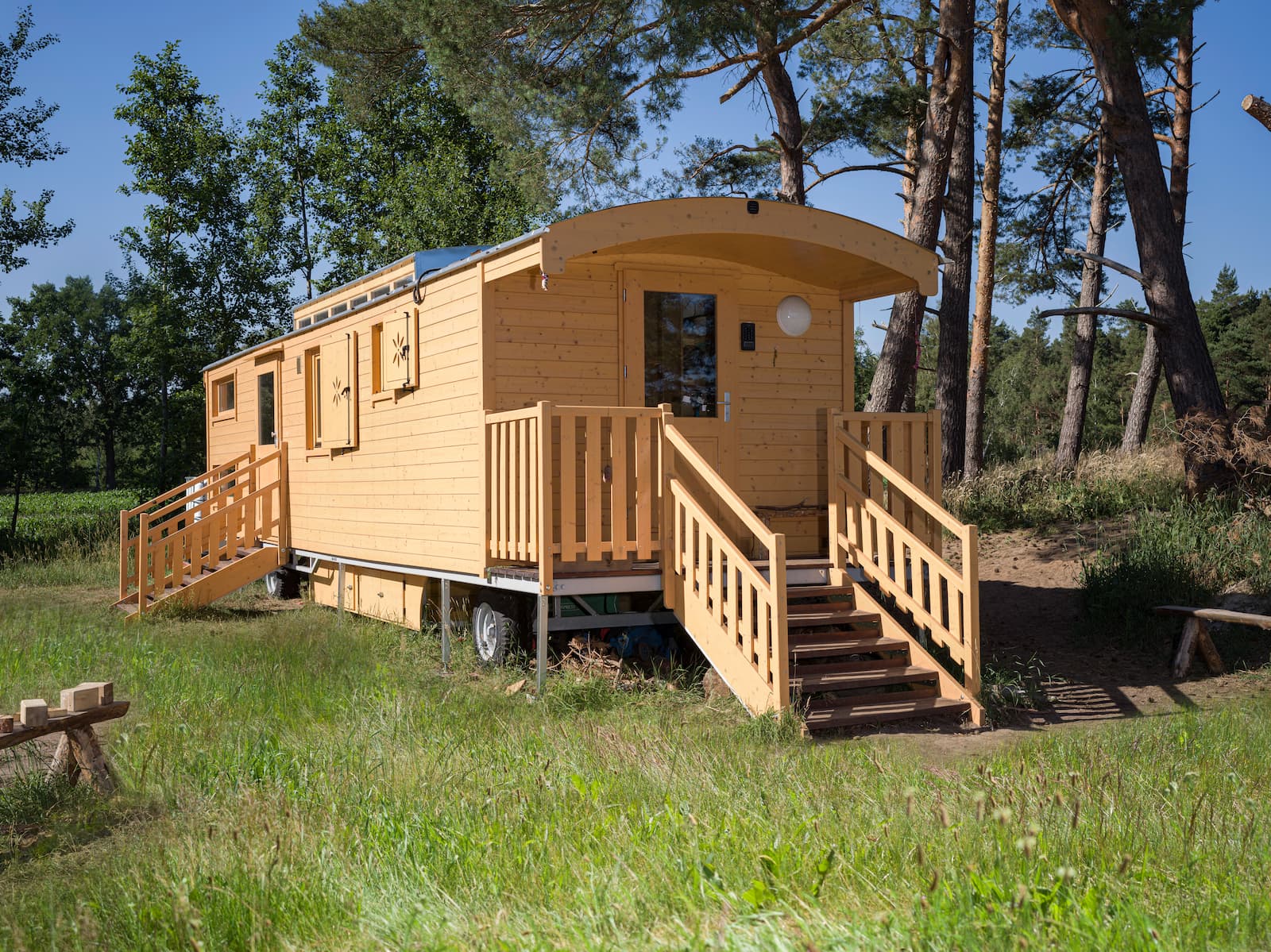 NAWALO Waldkindergartenwagen mit Terrasse im Kiefernwald