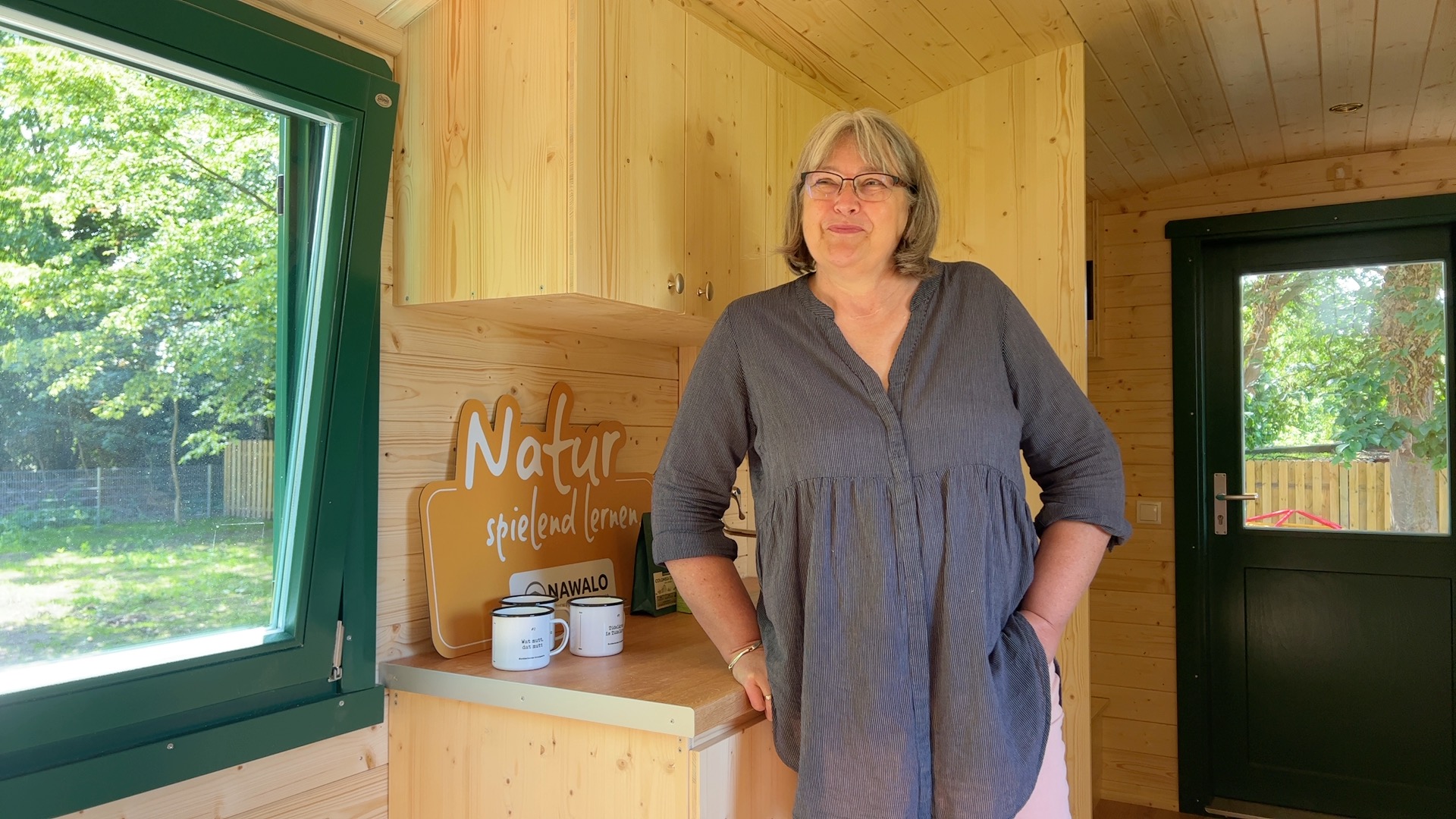 Susanne König vom Kinderschutzbund Lübeck im NAWALO Waldkindergartenwagen
