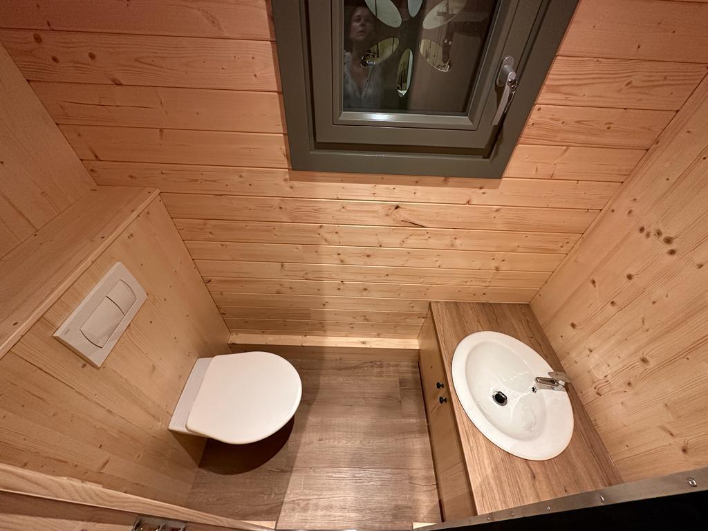 WC und Waschbecken im NAWALO Bauwagen, Ansicht von oben