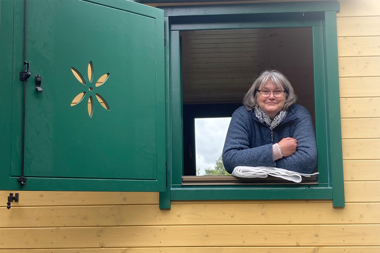Susanne König vom Kinderschutzbund Lübeck am Fenster des NAWALO Waldkindergartenwagens