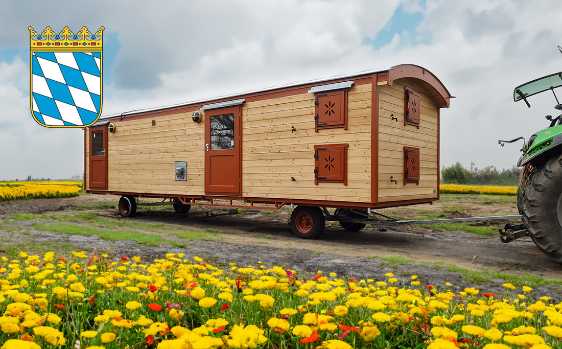 NAWALO Waldkindergartenwagen in Bayern auf einer Blumenwiese, Headerbild Blogbeitrag