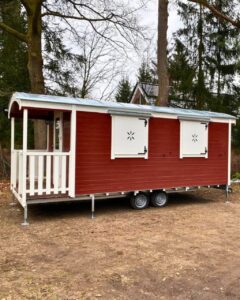 Roter NAWALO Bauwagen der Quäker-Häuser in Buchholz in der Nordheide