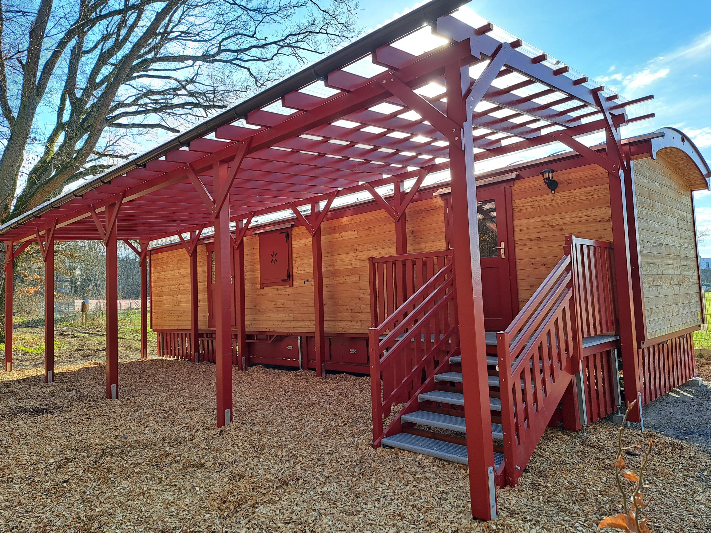 Großer Waldkindergartenwagen von NAWALO mit Anbauterrasse
