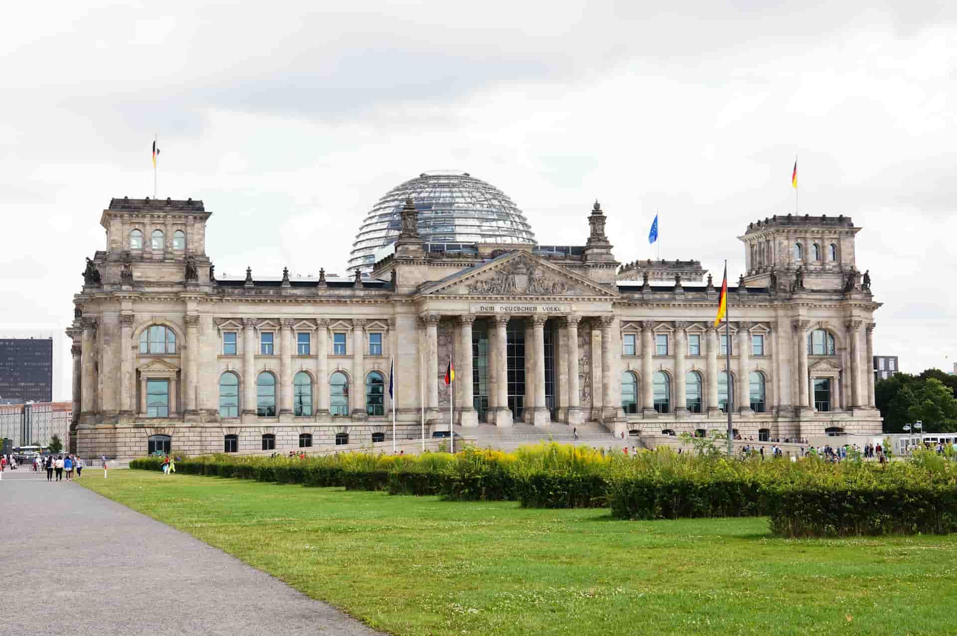 Blick auf den Deutschen Bundestag, wo das Kita-Sondervermögen beschlossen wurde, Symbolbild NAWALO Blog