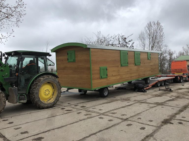 Anlieferung eines NAWALO Waldkindergartenwagens mit dem Traktor