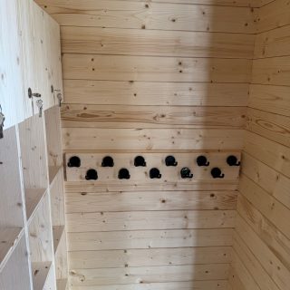 NAWALO Waldkindergartenwagen: Suizidhemmende Garderobenhaken