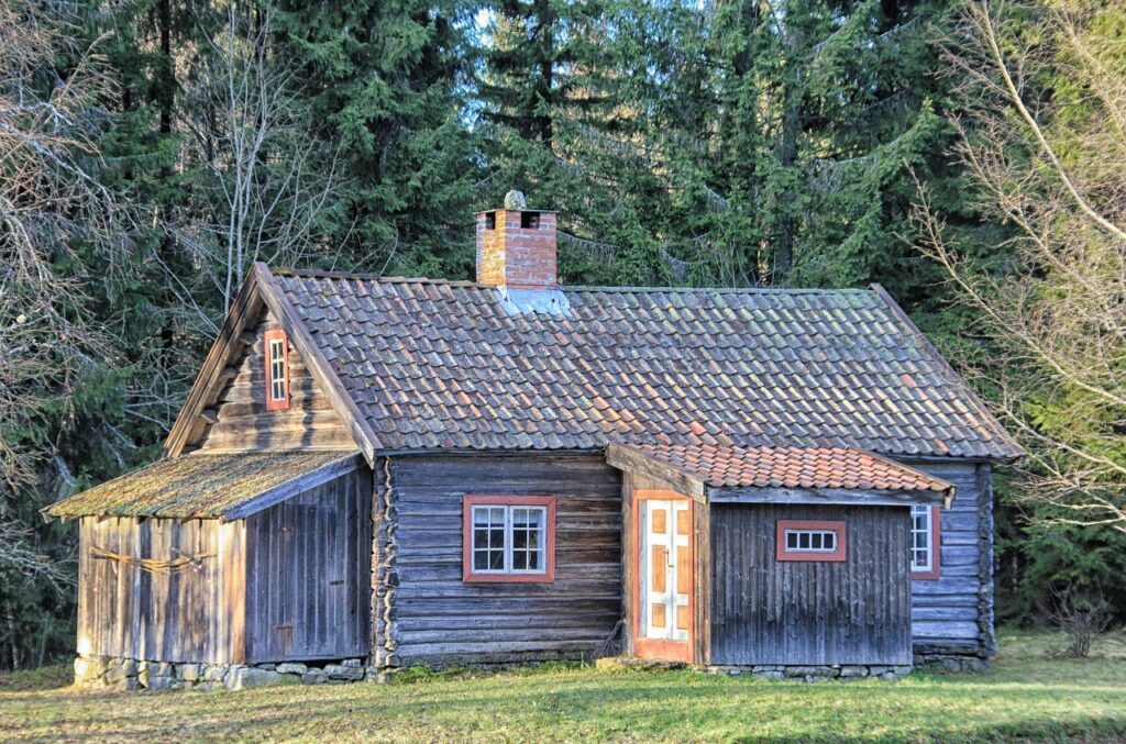 Blockhaus vor einem Waldstück, Symbolbild NAWALO Blog
