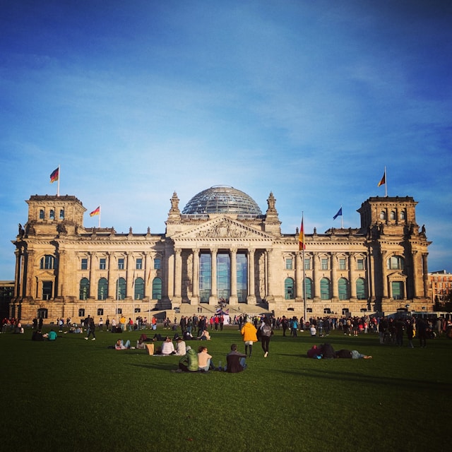 Deutscher Bundestag bei blauem Himmel, Symbolbild NAWALO Blog